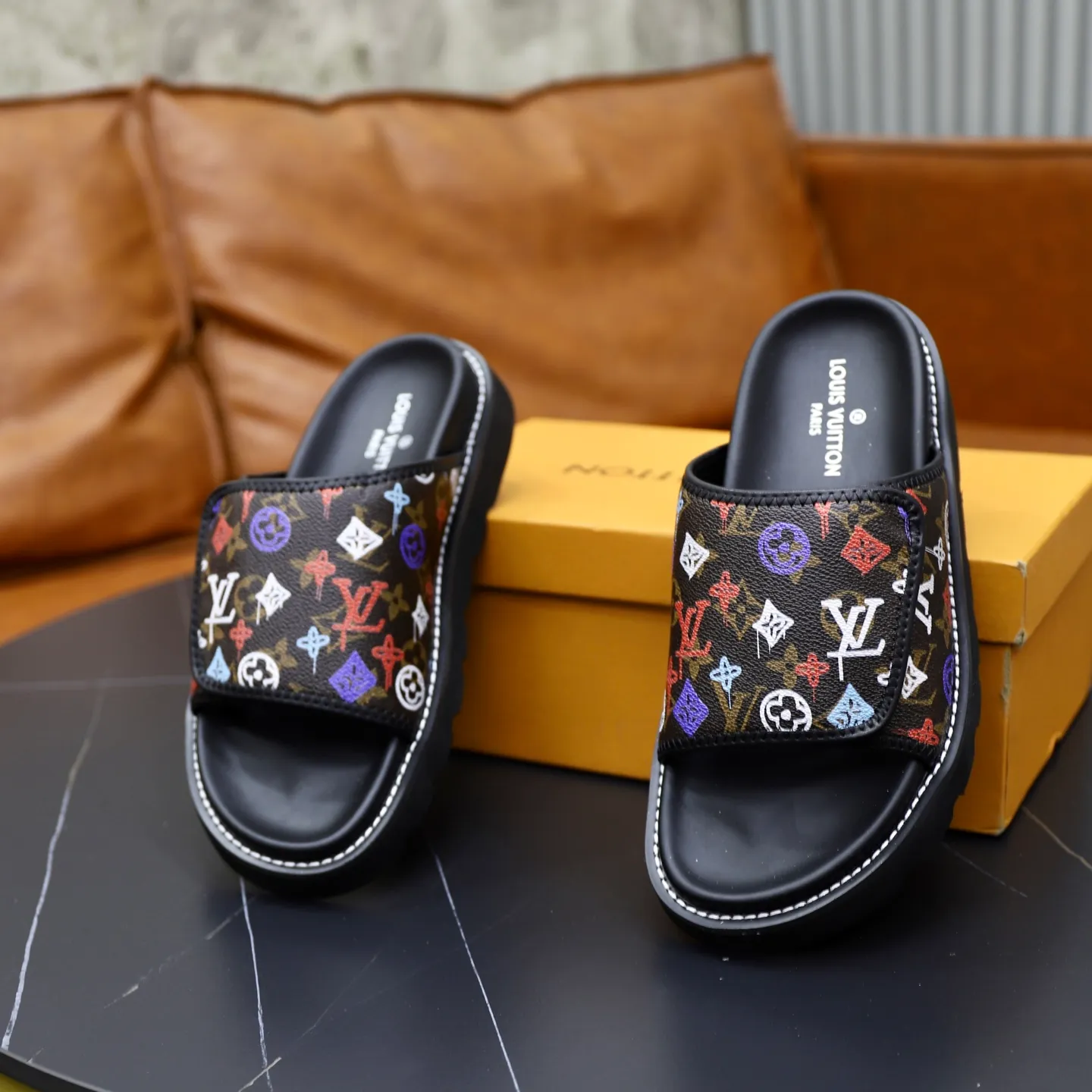 Ex-factory price: 320💰🙅‍♂️🙅‍♂️🙅‍♂️ Brand: LV Louis Vuitton Standard code: 38-45 Grade: Same as the official website Material: Original material design Original rubber wear-resistant molded outsole Style category: Men's fashion sandals Distinguished luxury brand elements Top luxury Color: Actual picture color